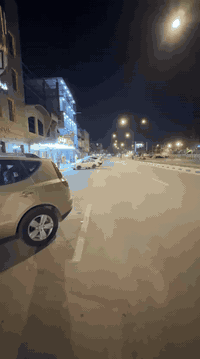 شقة ارضية للايجار الفوري وجاهزة للانتقال تتالف من غرفة وصالة وحمام وخط مولدة تصلح فقط كمكتب اوعيادة في حي الكرامة/ شارع كميل السايدين(تبليط جديد) جنب مرطبات ابن العرندس والكرامة مول ومقابل مستوصف الكرامة والايجار الشهري ٤٠٠ الف يدفع كل شهر بشهره  .للاستفسار والمعاينة  ***********
