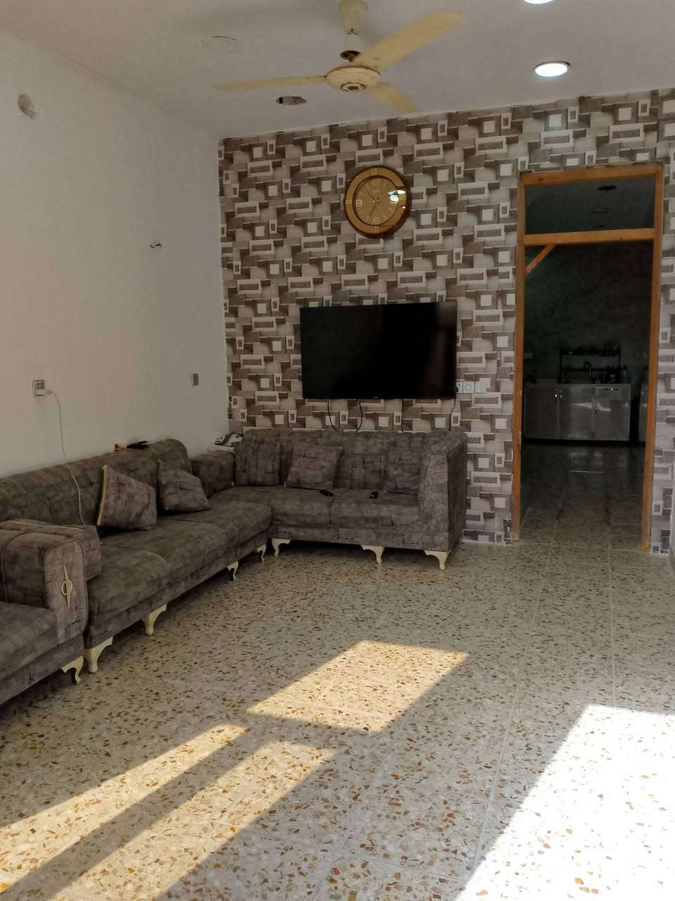 السلام عليكم من رخصت أخوية الأدمن عندي بيت ٥٠م الواجها 4 م والنزال 12 ونص واقع الحال 60 متر لبيع موقعة جدا ممتاز حي الجهاد الضباط مطل على أربع شوارع عامة رئيسية يحتوي البيت على طرمة استقبال حولي مطبخ وخدمات منور الطابق الثاني ٢غرف نوم وخدمات من ضمن الغرفة سويت كامل طابق الثالث بيتونة وسطحين البيت بناء ٢٠٢٥ جديد أستفسار على رقم ***********
