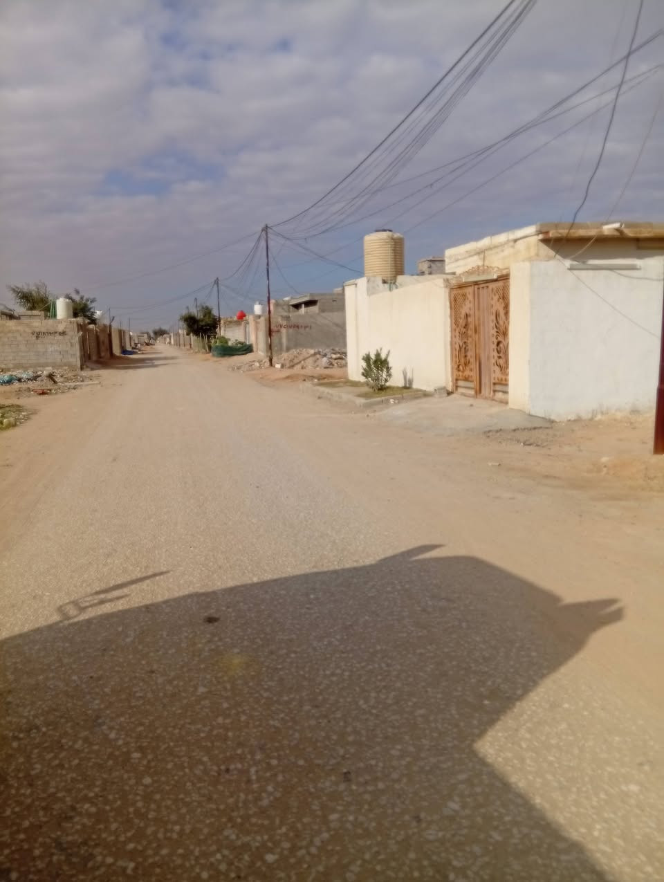 سلام عليكم عرصة 150 متر للبيع  مدفونة سبيس وجاهزة للبناء مع كافت الخدمات تبليط مي   عنوان نجف قريبة ع شارع العام  طريق ياعلي عمود 175 تواصل ***********
