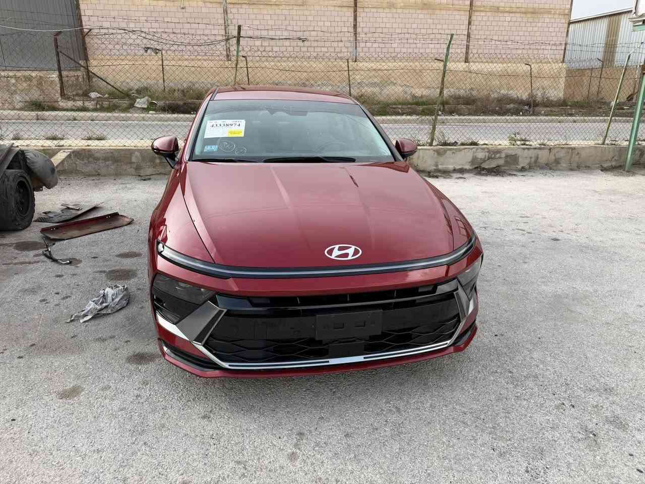 سلام عليكم سوناتا هايبرد دخول جديد مدفوع كمرك وضريبه عله القرار الجديد موديل 2024مرفم بغداد حادث ربع جاملغ خلفي مرقفق بلصور***********مكان سياره بغدادشعله سعر 220$
