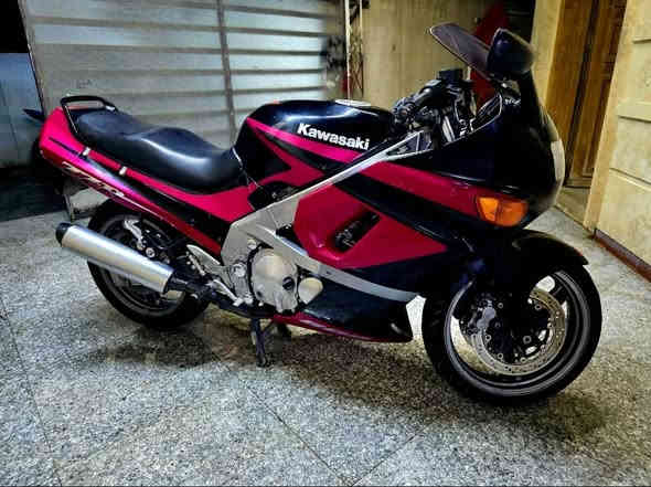 سلام عليكم  بطح كاوسكي فئى  zzr   دراجة نضيفة. بس كابريتراتهة مطوفة. ويحتاجلهن بس تنضيف    متوازي على فلوس بيعة سريعة   مكاني بغداد  رقم
***********
