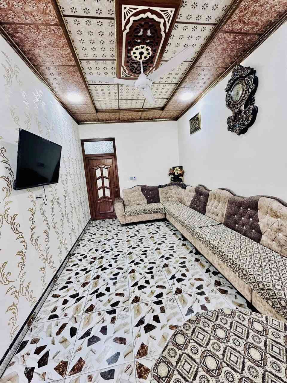 🏠 بيت للبيع في الموصل - حي الانتصار
📍 الموقع: مقابل المستوصف (منطقة مميزاه مقابل البيت حديقة لايوجد بناء  وقريبة من الخدمات).
📐 المساحة: 100م (سند طابو).
🏗️ التصميم: طراز تركي حديث، واجهة سيراميك (قبلة).
✅ يحتوي على:
(غرفة نوم - استقبال - هول - مطبخ - كراج - منور - حمام وتواليت).
📞 للتواصل: ***********
