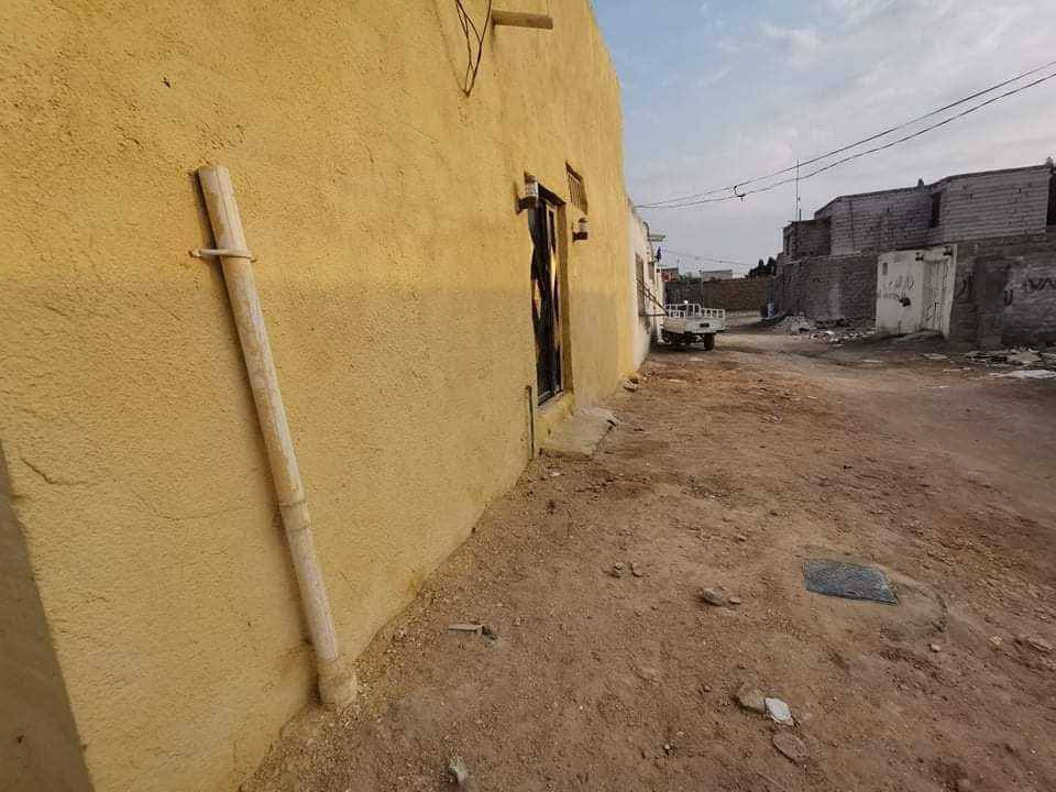 خمسينات اثنين 50مبني بها صاله وغرفه كبيره ومطبخ ومكشوفه وتشاريف وحمام كهرباء اربع خطوط وال 50 الثانيه عرصه تنباع الميه كلها سعرها ب 17 ركن بشارع المطار القديم  قرب اسواق الامير ***********
