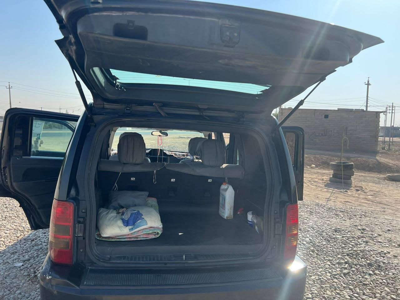 السلام عليكم جيب ليبرتي 2012 وارد امريكي  محرك   وكير مكفولات حجم المحرك 6اسلندر 3700     مثبت سرعه تحكم ستيرن جهتين   لايتات زنون اصلي 5ويلكب وبعد بيها اهواي مواصفات  سياره حداديه وباتري وتخم تأير وكهربايات كلها كفاله رقم بغداد  مشروع وطني تحويل ثاني يوم وبسمي السع105وبيها مجال الطيبين السياره للبيع وامراوس حسب القناعه استفسار على هذا ***********ملاحظه مكان السياره البصره قضاء الدير الشافي . القرنة, البصرة
