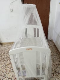 سرير اطفال • نظيف ٩٠٪ • دوشك طبي