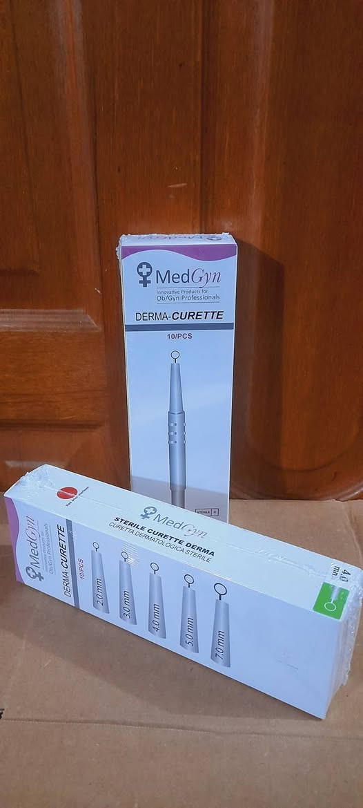(Derma-Curette) من شركة MedGyn. 
كاشطات طبية معقمة – أداء احترافي بثقة عالية
كاشطه جاهزة للاستخدام ولمرة واحدة، بدون الحاجة لإعادة الشحذ أو التعقيم ✅
توفر لك دقة عالية، أمان، وسهولة أثناء العمل الطبي.
✨ المميزات:
حافة حادة من الفولاذ المقاوم للصدأ
مقبض مريح لثبات وتحكم أفضل
المقاس محفور على كل كحتة لسهولة الاختيار
متوفرة بمقاسات (4\5\7)
معقمة وجاهزة فوراً للاستخدام
🏥 مناسبة لـ:
الأمراض الجلدية | الجراحة | طب الأقدام | الأورام | الطب البيطري
📩 للتواصل والاستفسار يرجى مراسلتنا على عبر واتساب***********.للبيع جمله ومفرد.للمعرفه المزيد عن هذا المنتج ضغط على هذا رابط https://share.google/78tIJujNgakIbd9Xa
