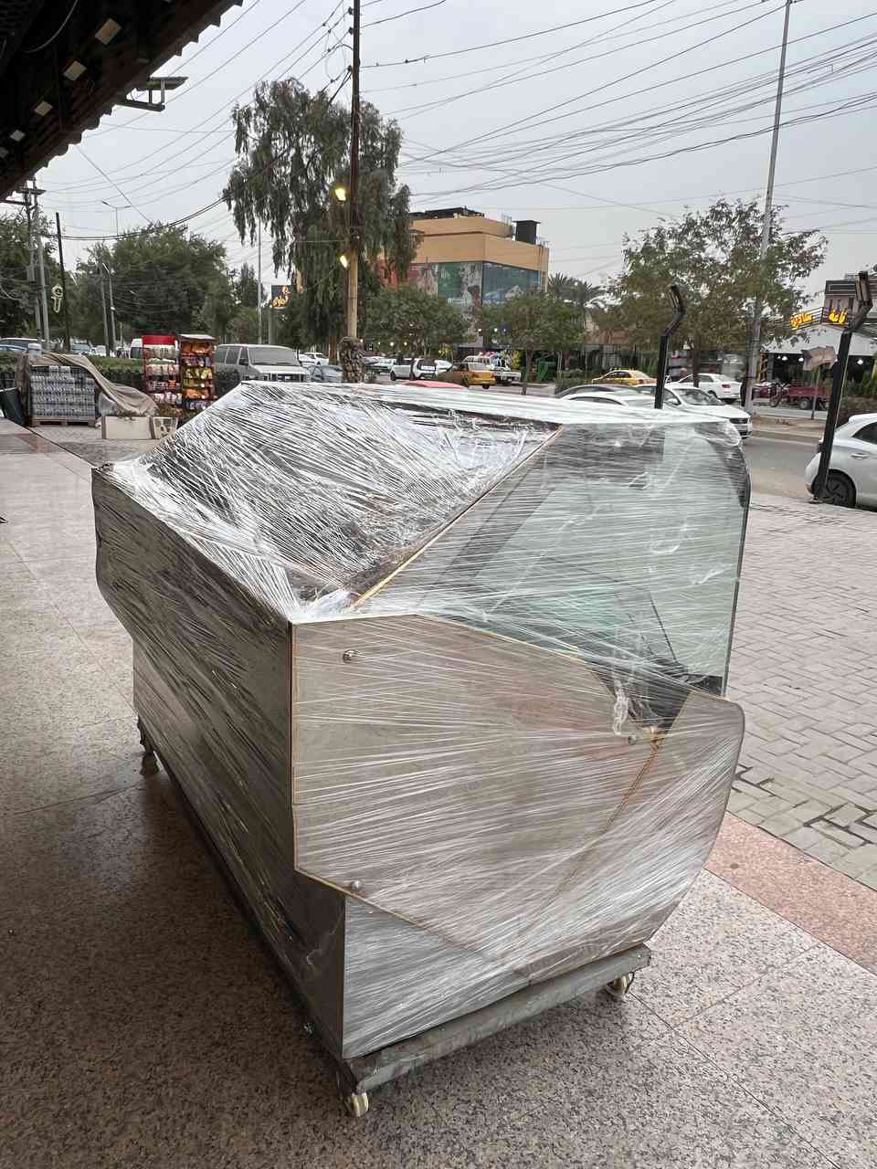 السلام عليكم 
من رخصة الادمن 
للبيع ....
عارضه ايرانيه دبل كمبريسر 
حجم الكمبريسر طن ونص 
نخب اول 
قياس العارضه  طول . مترين. العرض 120 .
تأخذ 14 بلانك حجم الكبير 
تجميد سالب 26  درجه  توصل 
نضيفه جدا 
السعر 25  $ورقه  
مكاني بغداد حي الجهاد مقابل مشاتل الاطباء 
للتواصل ***********
 -الشراي يجي اتصال ويدلل
