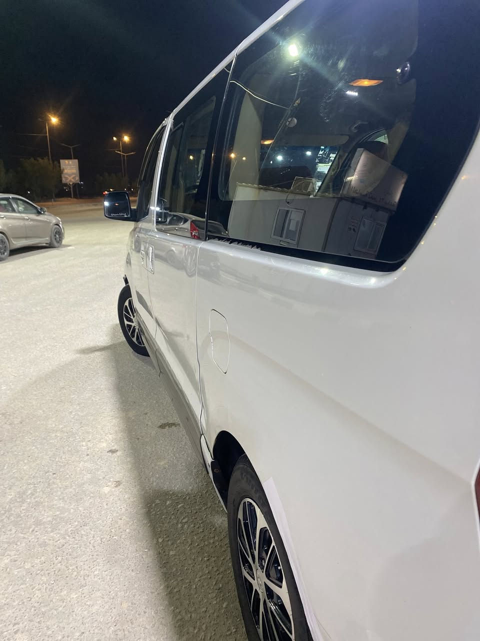 السلام عليكم 
ستاركس  2009  كاملة مكملة كير مكينة اكسل تدفئة تبريد منضومة كاملة شادهة نافضهة نفض شرط فريز امامي فريز خلفي راديتر كمبريسر تبريد انجماد  مكفولة من الصبغ والضربة  

شاشة كامرة خلفية  باب كهربائي. كشن يم الباب كلابي محور  السيارة بسمي رقم انكليزي الجديد  تحويل ثاني يوم 

مكان السيارة بابل_ الاسكندرية   الشراي خابر وبيك خير وتدلل. غير متواجد عالفيس 

***********
