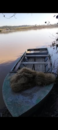 زورق ب 800الف الي يريد يشتري يتصل على الرقم 07713742775