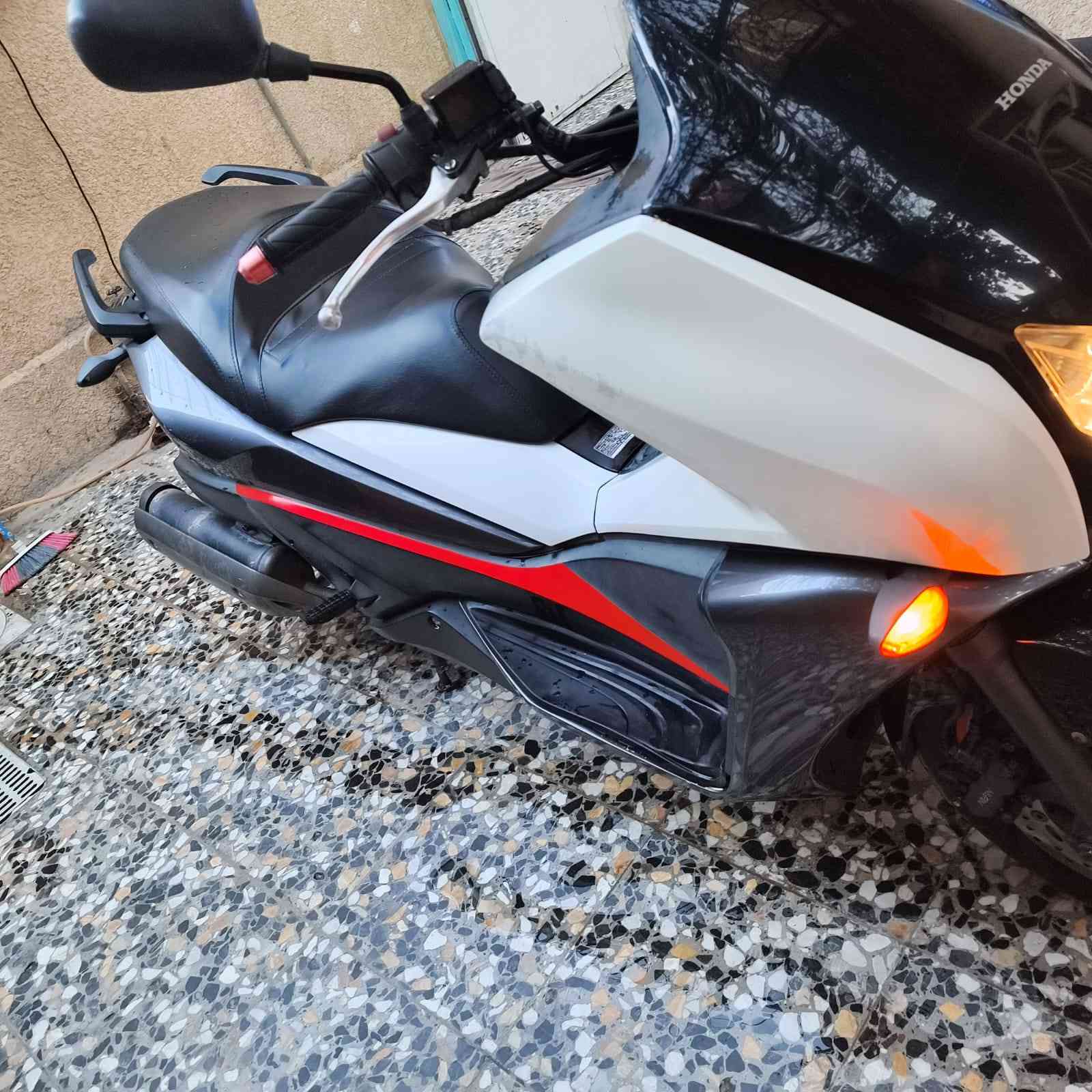 سلام عليكم للبـيع فاز 11 نضيف كلش شكد متصور مكينه مكفوله كفاله عامـه سعـر 12وࢪقه مكاني بغداد المدينـه رقم *********** ولحد يراسل اكو رقم وخابر
