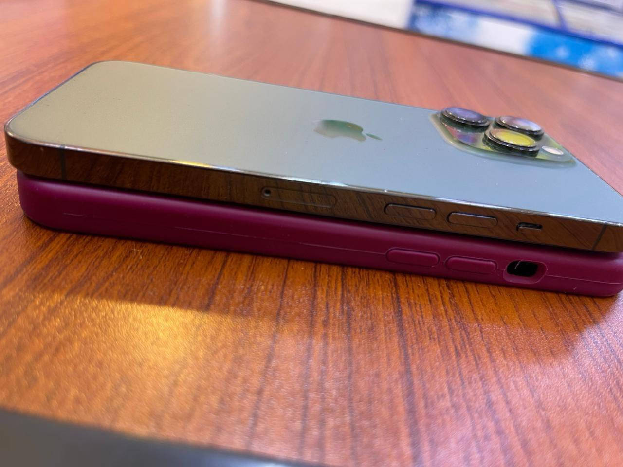 سلام عليكم ايفون 13 برو ذاكرة 256 لون زيتوني للبيع ب سعر معقول 600 الف و بي مجال الجهاز نموذج m بطارية 84 اصلية لا مفتوح ولا مصلح ويا حافظة و لزكة و الواير مالتة الأصلي مكاني الدورة للاستفسار على ***********
