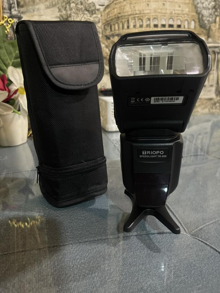 فلاش كامره جديد بل كارتون مامستعمل بس مرتين اشريته جديد السعر 100. ***********
