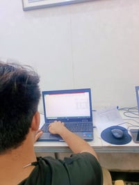 كورس الحاسوب مو مجرد تدريب... هذا استثمار بـ مهارة تبقى وياك بـ ڪُل مك...