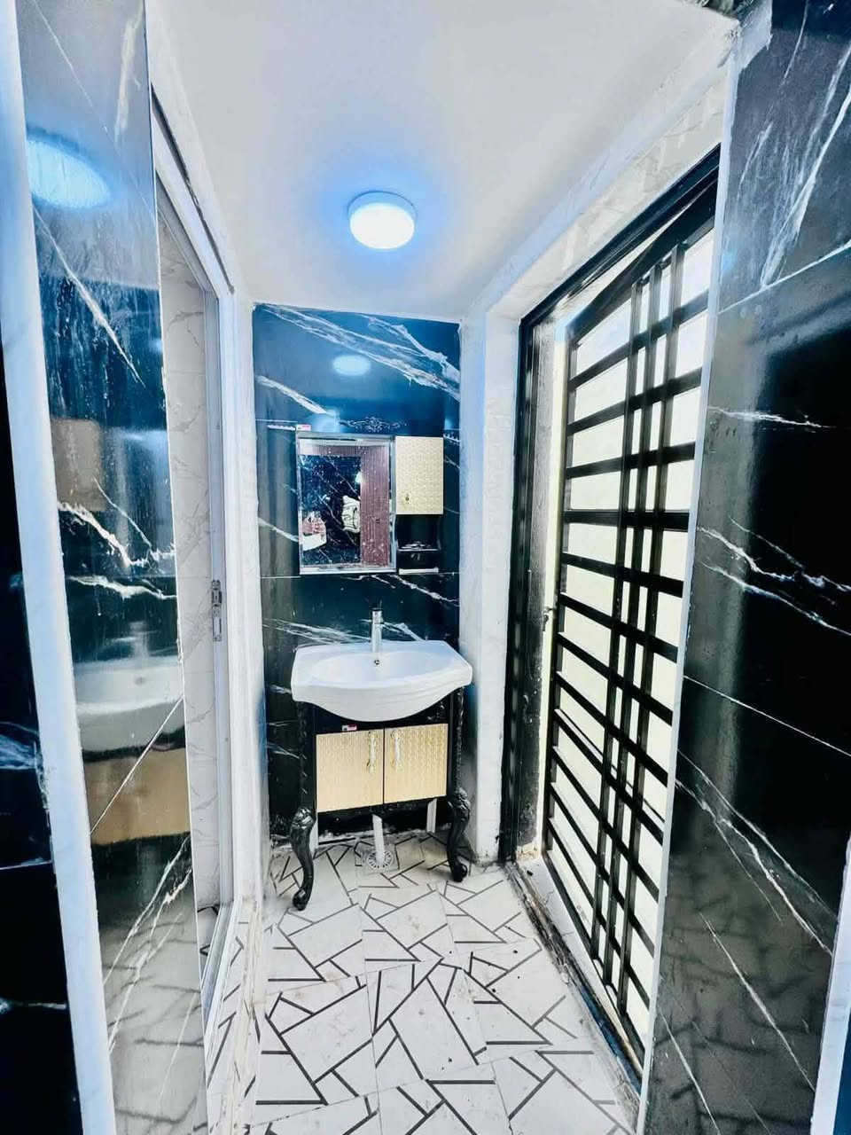 بسم ألله الرحمن الرحيم هلمره العرض نارر 🔥🔥بيع متوازي  بيت للبيع المساحه 200 متر طابو صرف حي النداء شارع مجمع بيتي عمود 54موقع مميز جدا خلف التجاري شارع 60 العرضي السعر بلاش 138 مع المجال بناء طابوك اساس وسقف صب كونكريت يحتوي على غرفتين +صاله+مطبخ+استقبال+حمامات خارجيه وداخليه شرط البناء شغل مهندسين للاستفسار ***********
