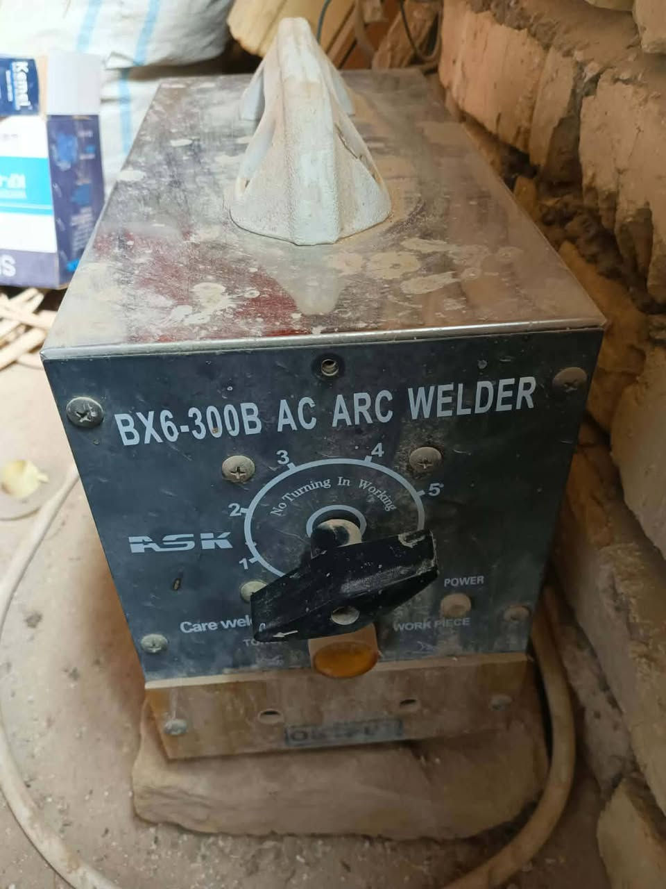 السلام عليكم مكينة لحيم محوره رافع قدره ثلاث خطوط ٢ حار واحد بارد تتحمل ٢٠ امبير
السعر عل خاص 
على الشرط 
***********
***********
