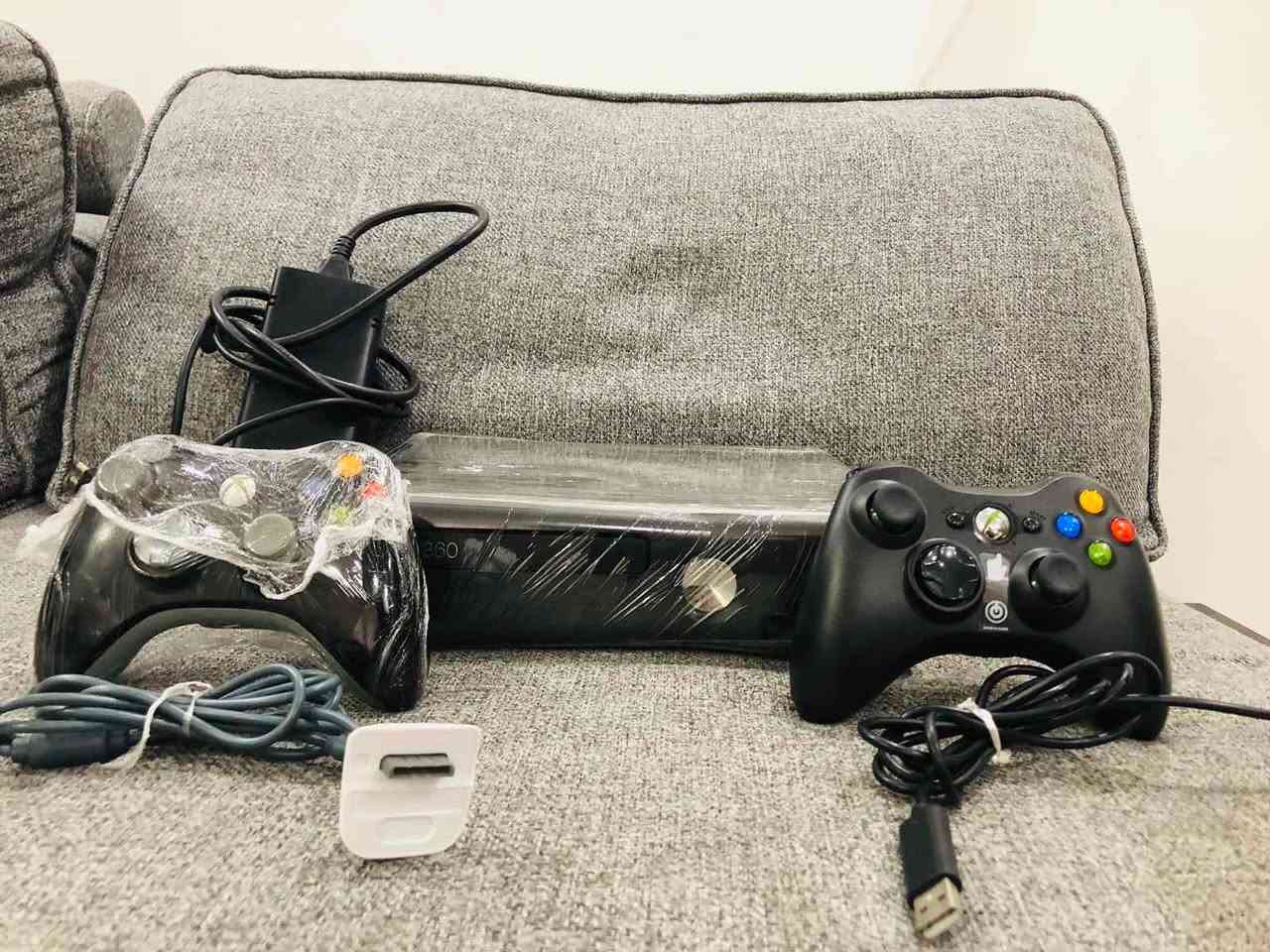 Xbox 360.  نرخ 100.000معاملە.    زۆر پاکە دەسکاری نەکراوە دوو دەسکی لەگەڵە یەکێکیان قەتعی تیایە *********** السليمانية, العراق
