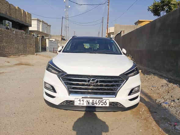 السلام عليكم ورحمه الله وبركاته 
من رخصة الادمن المحترم 
هونداي توسان 2020 - وارد خليجي - رقم بغداد :
 * مكفولة (كير، محرك، صبغ).عده البارد بالباب الخلفي كلش بسيط موجود بالصوره 
السيارة فول مواصفات 
الممشى: 64  كيلومتر فقط.

المحرك: دوش   سعة 2000 
التسجيل: رقم بغداد - تحويل مباشر 

المواصفات: فول 
*شاحن وايلر لس 
*منافذ usb 
*مثبت سرعه
*نضام aps 
 *  مراي شفط  مع إشارات جانبية بيها 
 * الكشنات جلد ، تحكم كهربائي كامل.
*كاميرا عدد 2 أمامية والخلفيه موجهة مع حركة الستيرن. 
 * الحساسات :
 حساسات أمامية وخلفية
حساس تنبية نقطة عمياء ، حساسات ابواب, حساسات انطلاق 
*بانوراما 
 * التشغيل: بصمة  عدد 2

 * التبريد: تبريد قطعتين  

 * شاشة  بلادي 
بلوتوث وانترنت اندرويد كار بلي 

 * التحكم: تحكمات ستيرن كاملة (تحكم ، ميديا، مثبت سرعة.... ).
واحهة كروم كامل 

 مقاس الاطار 19 
   * تخم تايرات جديد.
   * دوشمة جلد جديدة.
   * الدشبول مطعم عسلي واسود

السيارة جداً نظيفة، ستخدام كلش قليل 

السعر: 215 وبي مجال 
الموقع: بغداد .

السيارة باسمي 
للتواصل: ***********
