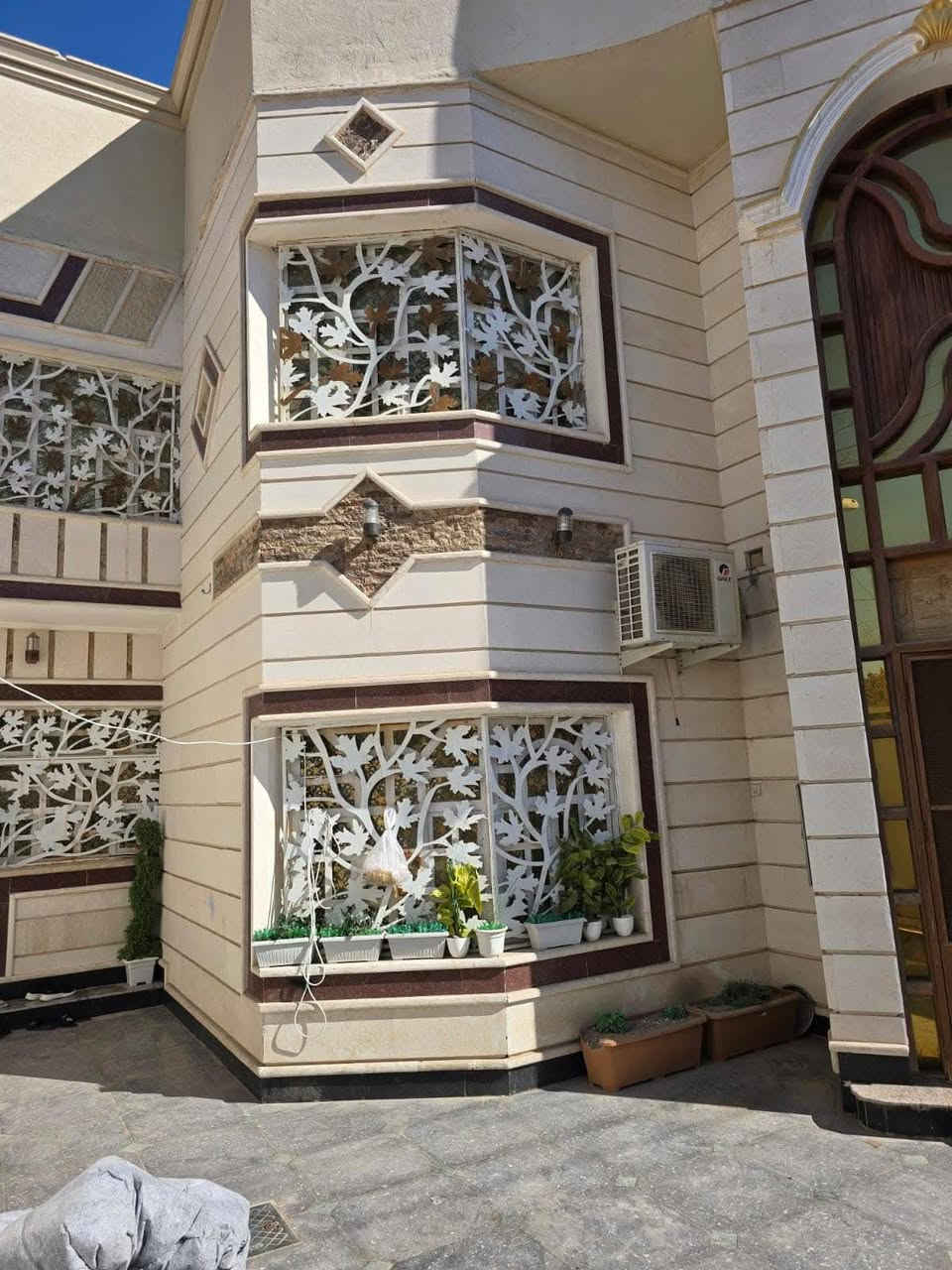 يعلن مكتب المرتضى للعقارات عن توفر
بيت للبيع ، في الاربع شوارع ، قرب مدارس الادريسي
طابقين ، بناء حديث
المساحة / 266 متر
الواجهة / 13.5 متر ، واجهة حجر
يحتوي على / 5 غرف وصالة واستقبال ومطبخ وكراج وحديقة وصحيات
سعر البيت / 550 مليون

توجد لدينا عروض اخرى
للأستفسار الاتصال على الارقام التالية
 *********** - ***********
نستقبل كافة العروض والاعلانات نشرها وترويجها مجانا
عنوان المكتب / الجنينة / شارع جامع الكرناوي / مقابل فتافيت سنتر
