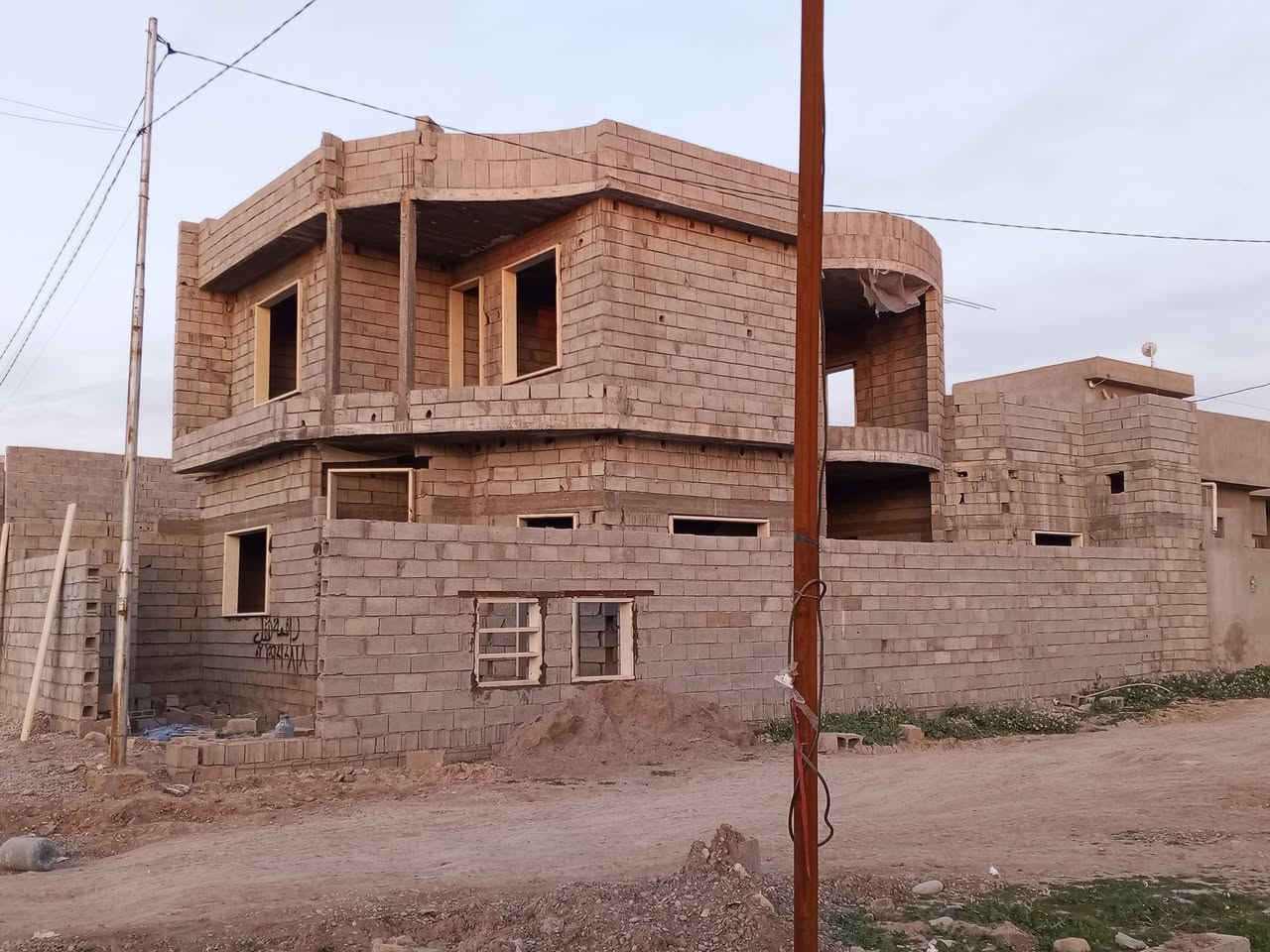 هيكل للبيع بحي بدر يم مقابيل الجسر المعارص بشارع الصب شوي جواا  ماي وكهرباء واصل تغريبن طاقين 200م ركن ***********زائدن بير
