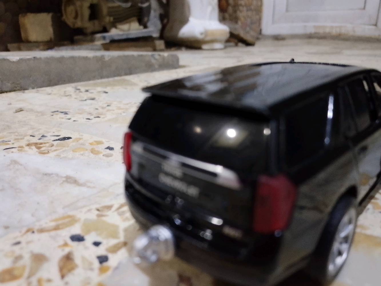 سيارة لعب من نوع SUV لونها أسود، ممتازة لهواة جمع النماذج المصغرة. مصنوعة بدقة وبستايل عصري يعكس تفاصيل تصميم السيارة الأصلية. مثالية كهدية للأطفال أو للعرض في المنازل والمكاتب.