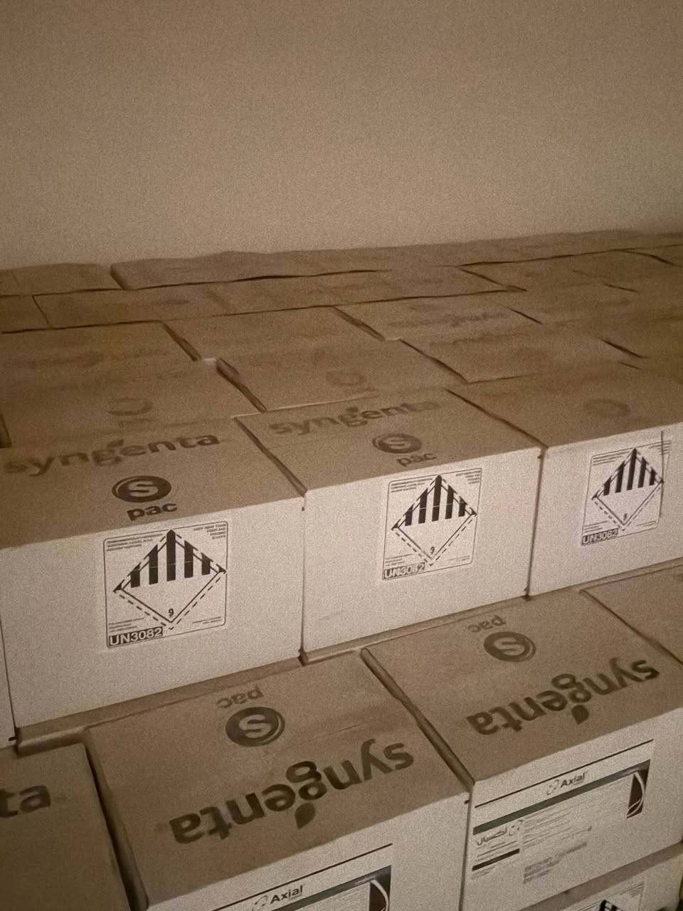 السلام عليكم الاخوة المزارعين الكرام …
نود أعلامكم بوصول وجبة جديدة من …

مبيد أكسيال (Axial) هو مبيد عشبي انتقائي يستخدم لمكافحة الحشائش النجيلية في محاصيل الحبوب، مثل القمح والشعير. يحتوي على المادة الفعالة Pinoxaden، والتي تعمل على تثبيط إنزيم ACCase الضروري لنمو الحشائش، مما يؤدي إلى وقف نموها وموتها.

مميزات مبيد أكسيال:
 • فعال ضد مجموعة واسعة من الحشائش النجيلية، مثل الشيلم ( رويطة )
 • آمن على محاصيل القمح والشعير عند استخدامه بالجرعات الموصى بها.
 • يمتص بسرعة عبر الأوراق، مما يجعله فعالًا حتى في الظروف المناخية غير المثالية.
 • يمكن خلطه مع بعض مبيدات الحشائش الأخرى لمكافحة الحشائش العريضة الأوراق.

@الجميع

(للطلب والاستفسار : 📞***********/ ***********)

العنوان 🕹️ : واسط الصويرة شارع الحلة
متوفر خدمة توصيل لكافة محافظات العراق 🚗
