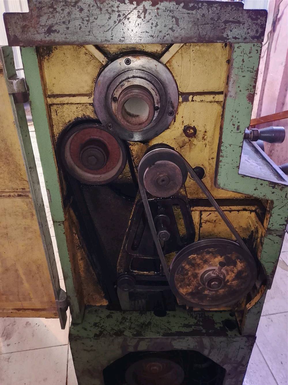 ماكنة خراطة للبيع ألمانية الطول متر ونص العنوان بغداد