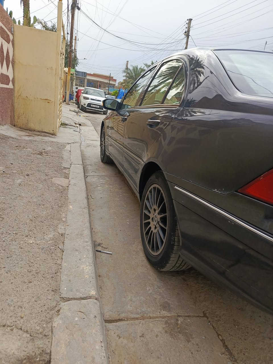 السلام عليكم ورحمه الله وبركاته
اللهم صل على محمد وآل محمد 

مارسيدس أم عيون C203 موديل 2006

رقم أربيل سنوية جديدة لحد2031

تريد تحويل أو وكالة 

السيارة صبغ عام جمالية فقط السبب جراد 

ماكو معجون ولا دكة جاكوج كفالة

كير ومكينة ففتي 3000مجول كفالة 

كهربائيات كلها بلادية شغالة 

دشبول كياجات كلها شغالة 

إشارة بالمري 

جام اوتوماتيك 

سنتر لوك

كشن كهربائي 

تجاوي كهرباء 

شاشة 

تدفئة تبريد 🥶 شغالة

حدادية أمامية وخلفية 80 بالمية 

باتري جديد

اطارات الامامي جديد 

تخم دسكات+فلنجات جدد

إدامة بالكامل منظومة البانزين 

وادمة منظومة الماء بالكمل 

#ملاحظة الكشن الامامي مال سائق بيه شك قليل 
#السعر72 وبيها مجال حك الجية
آسف على الإطالة 

تحياتي لكم جميعاً 

العنوان بغداد 

***********
