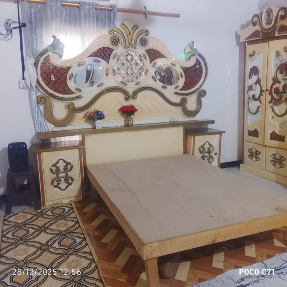 سلام عليكم غرفه اخشاب للبيع. مستخدمه نظيفه سعر 550وبيه مجال مكان سوق الشيوخ الدجين. الاستفسار اكثر. على الرقم ***********
