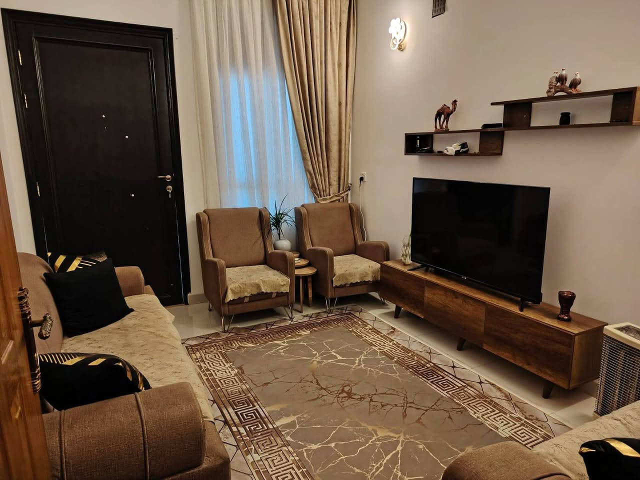 واجه ٦ وربع ٥٠ متر شارع الكوخ الي مقابيل محكمة الدوره مدخلين بناء ٢٠٢٥ طابو ٢٥ حمام ومطبخ وصاله ودرج ومنور وحمام  فوك غرفتين وحمام وتواليت وثالث بيتونه مسويه نضام سويت هم حمام وتواليت للاستفسار ***********
