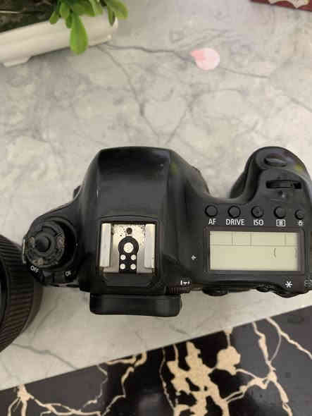 السلام عليكم كانون 6D
عدسة 70_300 رياضي 
بطارية شاحنة 
كامرة صورته كلش حلوة 
السعر 400 
مكاني بغداد جسر ديالى 
وهاذة رقمي ‭٠٧٧٣ ٩٥٣ ٦٦١٨‬ 👋🏻
