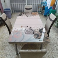 ميز طعام • ٤ كراسي • جانب اليمين