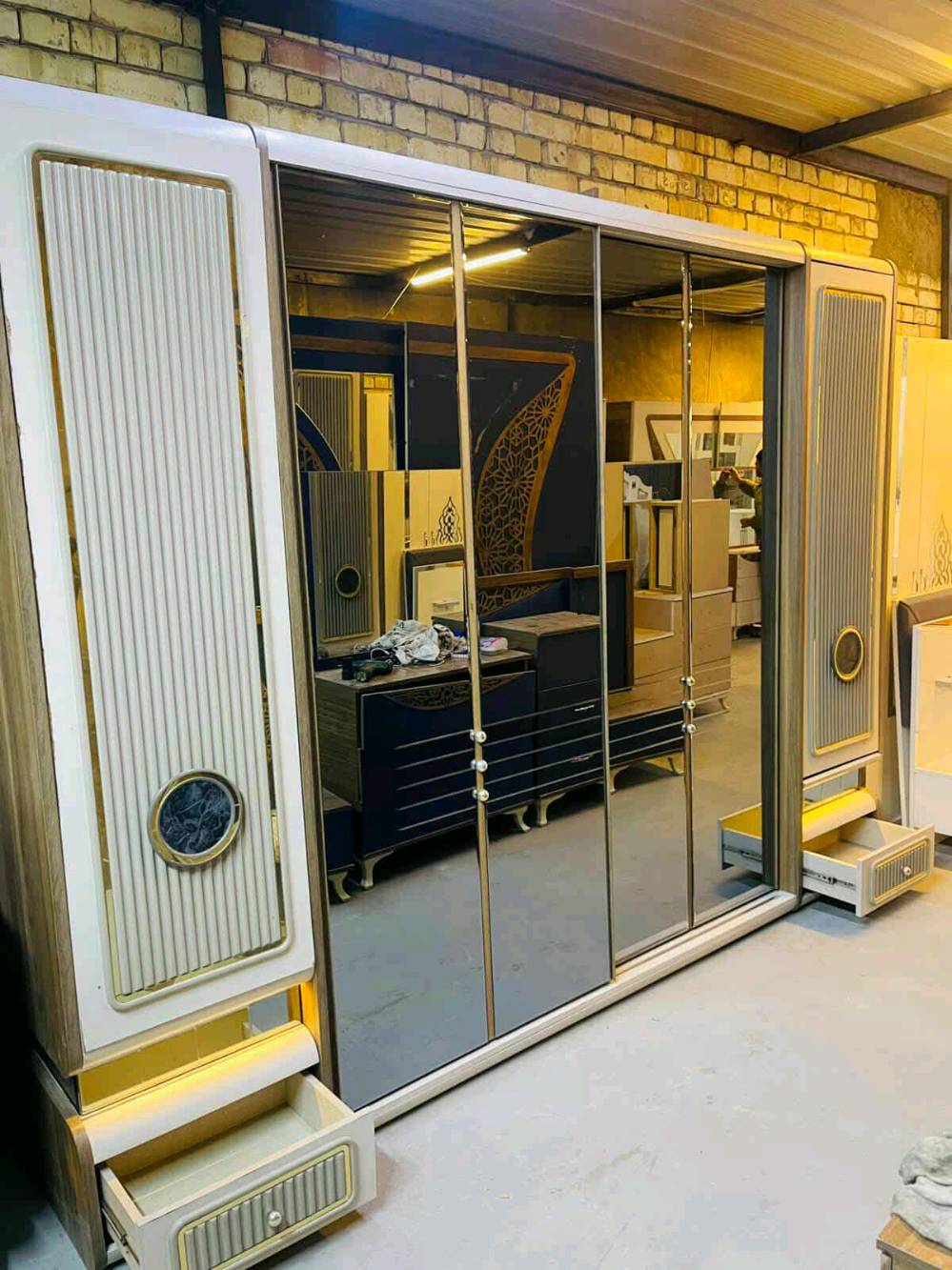 غرفة تركي  🇹🇷  اصليه مودرن صبغ حراري مودرن 
 نظام أبواب وسلايت  💢
مع أناره ✨
9قطع
نضافه 90/💯 
🦾 ضهر بلوك
 سرير مخزن 🛌
سعره مليون و100💸
 شد ونقل مجاني داخل بغداد توصيل المحافظات بكروه 
عمولة 100😍😍