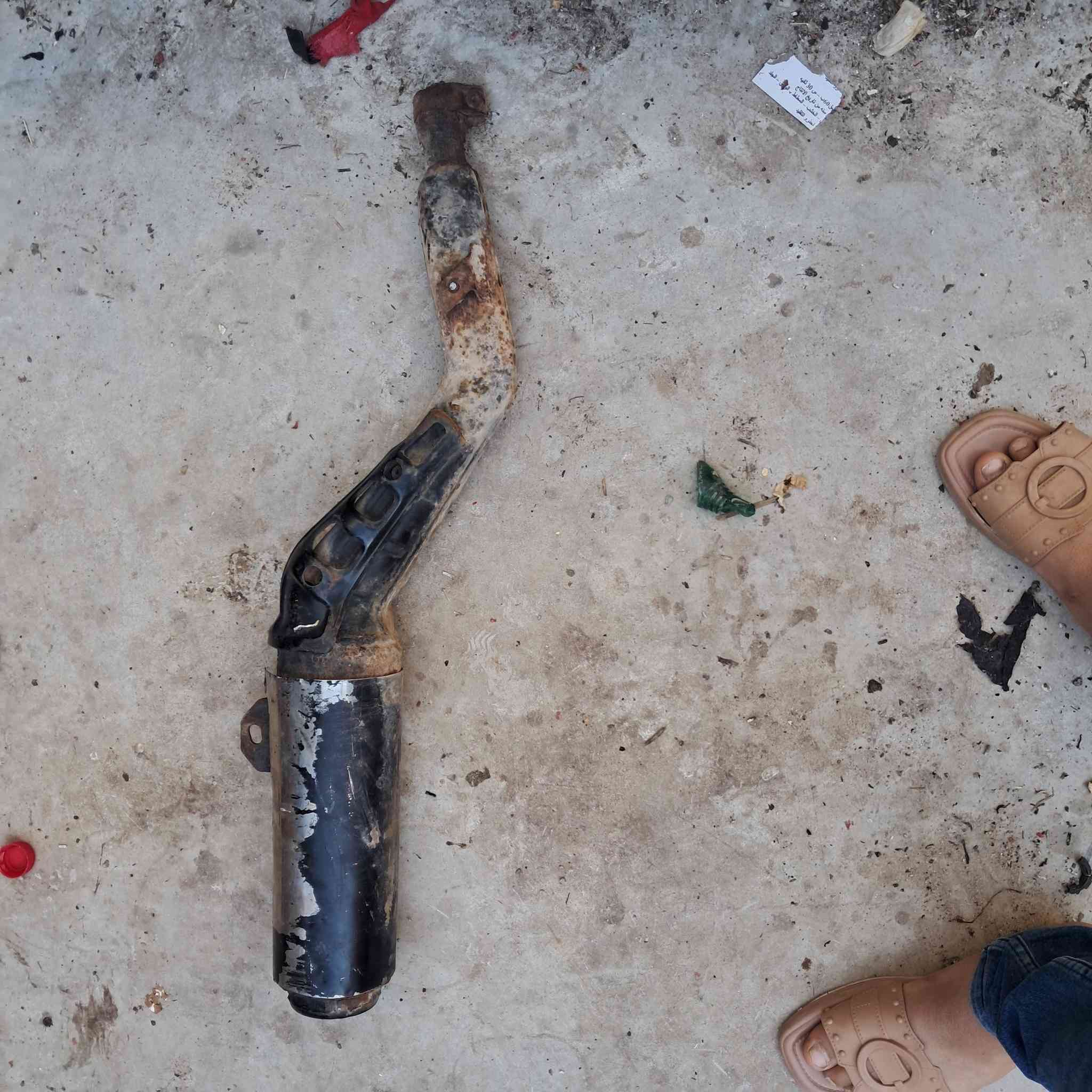 السلام عليكم  ***********
دبل خلفي  نضيف. 
كزوز  كامل مع العكس. كاتم 
سله درجه اوله. 
ويل وتاير خلفي.  ويل تعبان 
ستيرن وفراك كامل. 
شوته. نضيفه. 
مكان عماره. يوجد توصيل
