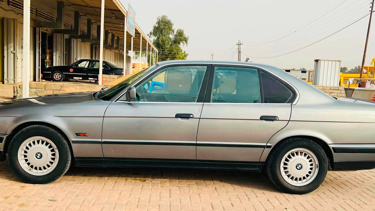 BMWللبيع 525اصل
موديل 1992
بدون صبغ عام 
بدون حادث 
شرط كلشي بالسيارة بلادي 
باتري جديد بالكارتون 
محرك جديد مال حاوية 
صدر امامي خلفي كلة جديد بشرط اكبر طسة ماتحس بيها 
نوزلات وبلكات ومجاول كلة. جديد بشرط 
ويل شمس جديد مال الشركة 
كهربائيات ابلادي 
تبريد شغال مثل الثلج 
تدفئة شغالة
شاشة اندروايد اخر اصدار
كاميرافول HDوتحيد أشخاص وسيارات 
رادار خلفي وحساس 
اربع جامات كهرباء 
داخل صاج 
كشانة جلد كهرباء 
ارظية مغلفة جلد بالكامل 
السيارة شرط بدون قطرة خياس 
فقط صبغ قطعتين
رقم دولي الجديد صلاح الدين
محرك السيارة مسكر عدل المرغوب 
مكان السيارة صلاح الدين 
للاستفسار 
***********
السعر 77وبيها مجال
