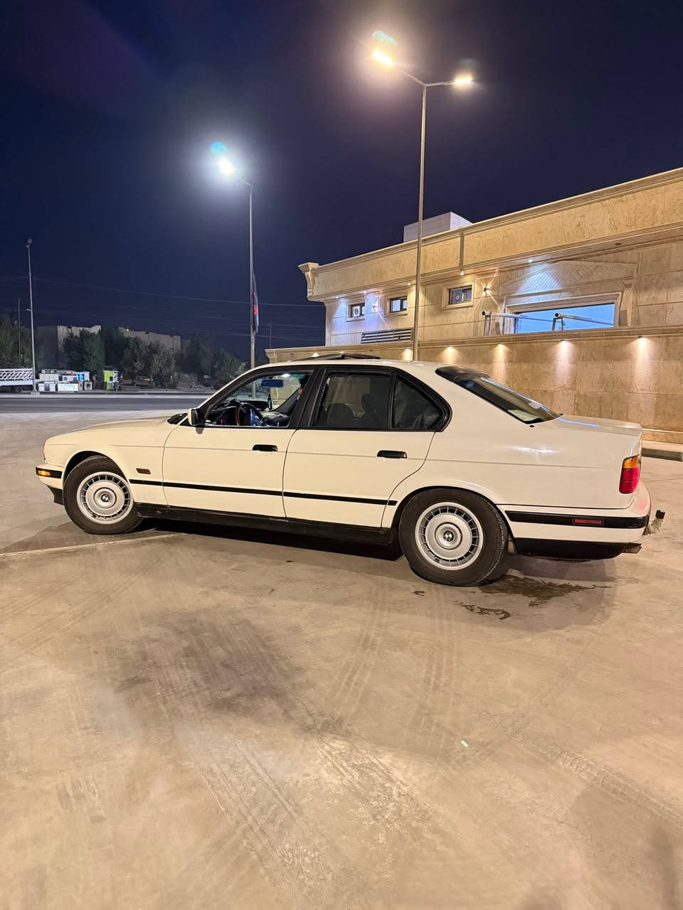 السلام عليكم شباب سياره BMw  للبيع موديل 92 سياره نضيفه مال بيت كير ومحرك خير من الله كفاله لا تنقصي لا تبخير مكفوله من الكص والضربه تخم تاير جديد كهربائيات كلها شغاله صدر امامي خلفي جديد سياره بسمي رقم اربيل تحويل مباشر  بغداد البياع شرطه الخامسه رقم تلفون *********** السعر 85 وبيها مجال حك الجيه اتصل. وبيك خير وتدلل
