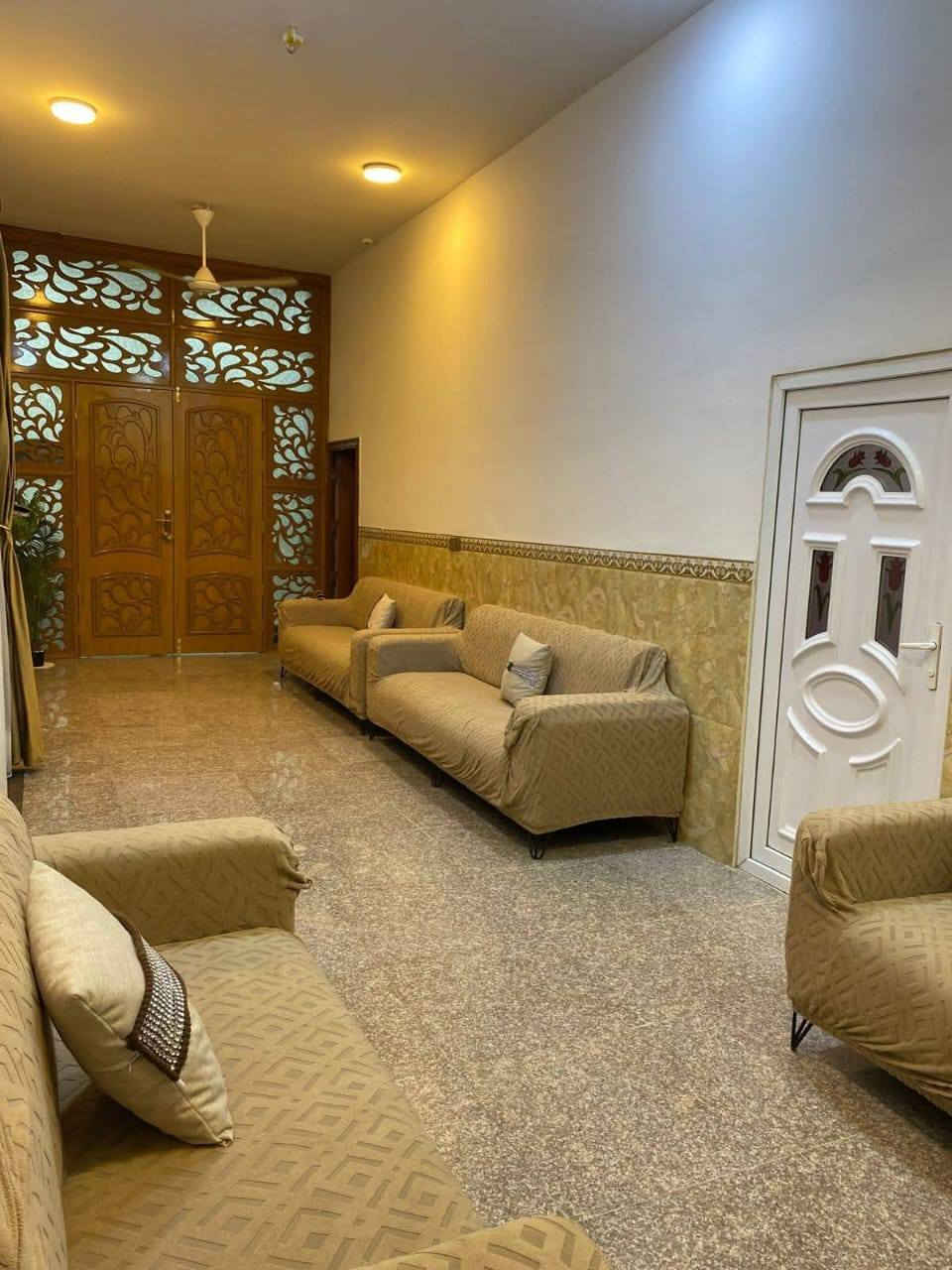 دار للبيع 🏠
اللهم صل على محمد وآل محمد 

في ناحية الحيدرية  حي التحدي 

قريب على شارع ٢٠ 

 المساحة ٣٢٥متر ركن شارع ١٠

بناء جديد 

يتكون 

غرف عدد ٢   ٤x٥

استقبال ٩ x ٤

صاله كبيره ٨x٨

صاله داخليه ٣x١٠

مجموعة صحيات 

مطبخ ٤x٦

الارضيه كرانيت 

بناء طابوق 

كونكريت مسلح 

ملاحظة البيت ينباع مع الأثاث 

وحسب الصور الموجوده 

لمعرفة السعر 

 الاتصال على الارقام  التالية

***********

***********
