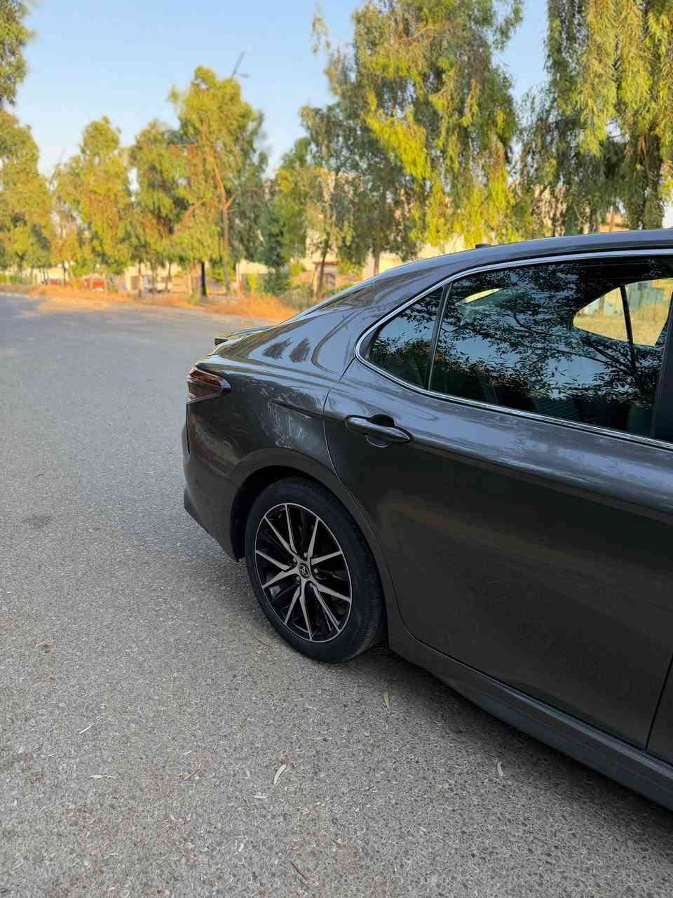 كامري 2023 se 
بصمه 
تشغيل عن بعد 
كشنات جلد 
ويل كروم 
بلاجكتورات بلاديه 
نقطه عمياء 
تحديد خروج عن المسار 
توقف ذاتي 
رادار سرعه تفاعلي 
مثبت سرعه 
مرايه تعتيم ذاتي 
شفتات ستيرن 

السياره جديده ماشيه 24 الف 
بيها بطاقة بانزين 

ضرر السياره بنيد مبدل + جاملغ خلف السايق بيها بارد 
بدون ايرباك  

*********** كركوك, العراق

