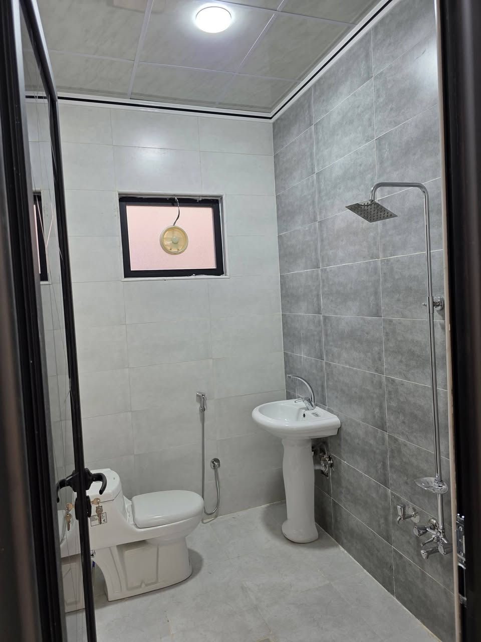 داران للبيع في حي المشراق خلف مأكولات طماطة المساحة 100 م الابعاد 5 × 20 م طابقين بناء حديث زيرو 4 غرف نوم مطبخ هول مشتمالات الاتجاة شروق تام  . 
عقارات صفوة البيت حي المصارف قرب جامع سعدي مهدي
***********
***********
