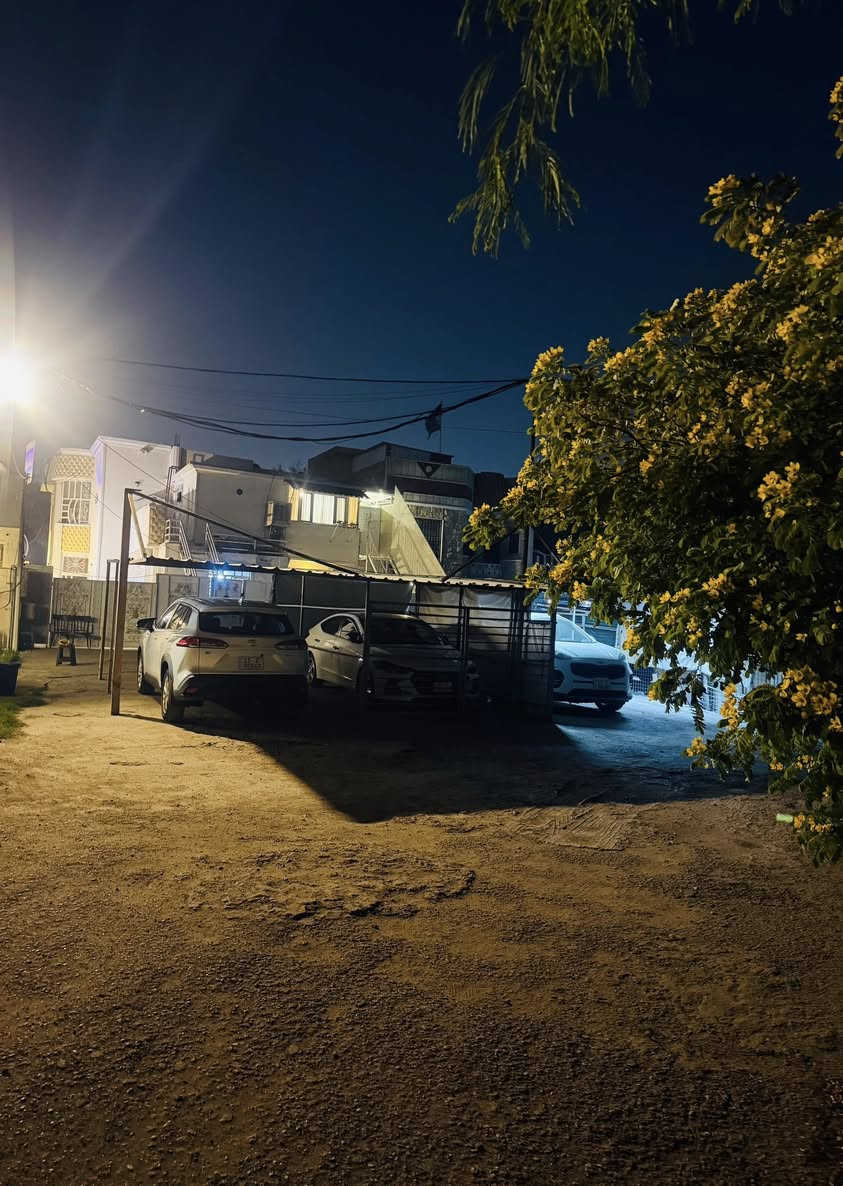 ‏السلام عليكم ورحمة الله وبركاته
بيت مساحة 200 متر الواجهة 12 ونصف ونزال 16 

الوجه على شارع القناة الرئيسي قبل مدخل صليخ 600

و خلف البيت شارع 6 متر 

  (((أمام البيت تشجير مسافة 50 متر نزال بالطول )))

… يحتوي على أربع سويت …

كل سويت غرفة ومطبخ وصالة وخدمات 

(زراعي سند 25)

***********
