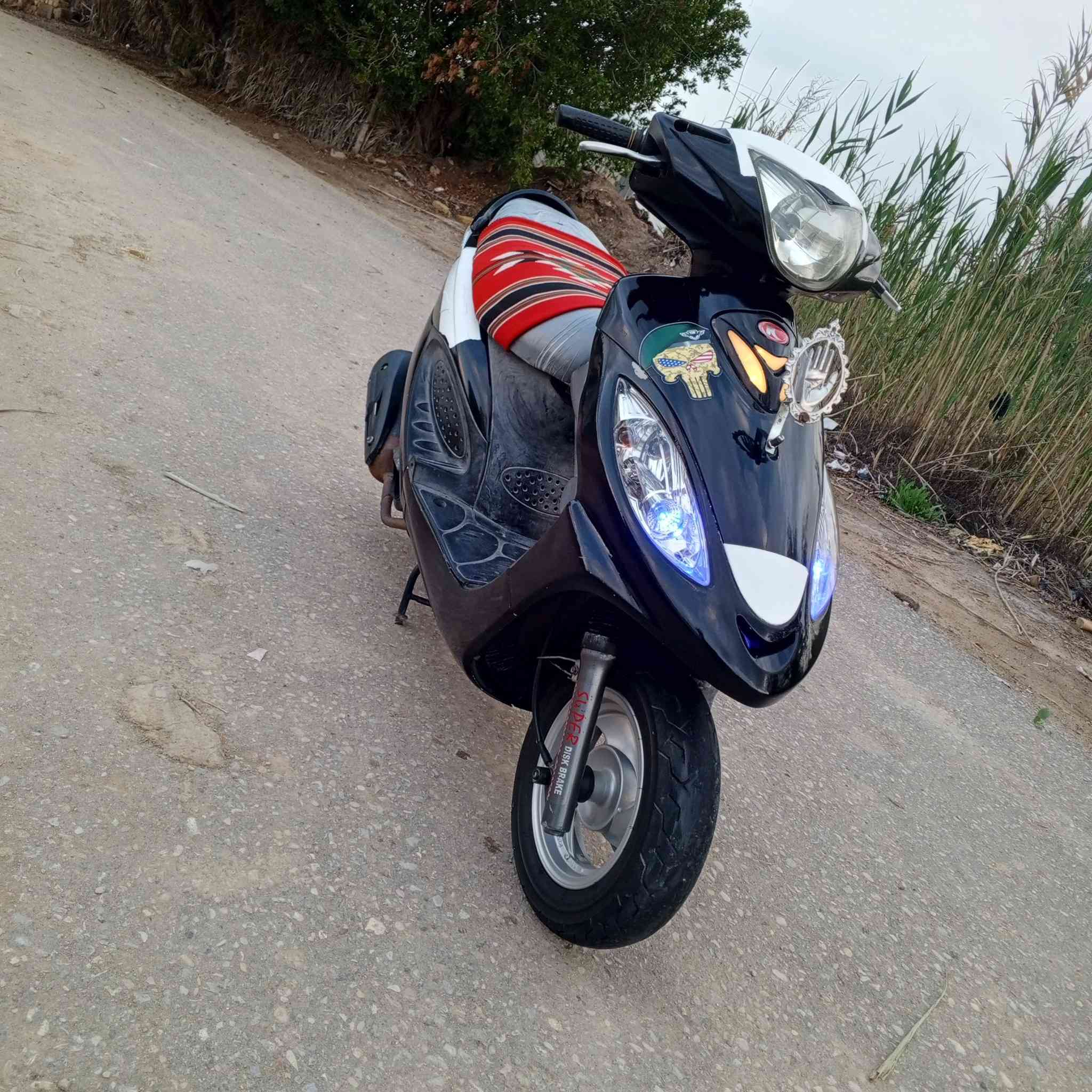 السلام عليكم دراجه كامكو للبيع ماناقصه شي و الدراجه جديده والتواير جدد وكلها شغاله موديلها 13 المكان قلعة السكر للتواصل ***********  السعر 600 وبيها مجال
