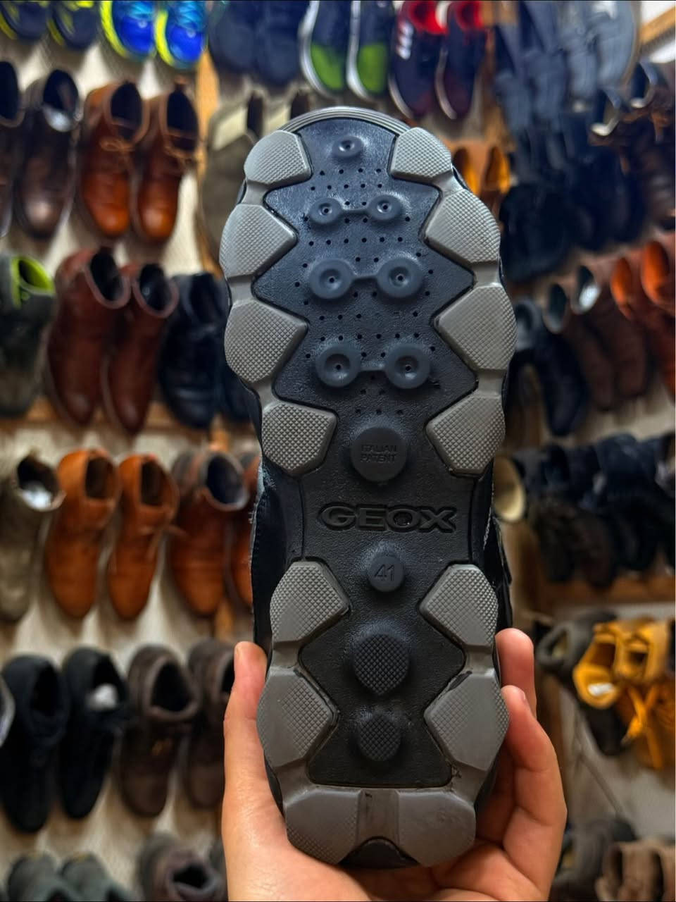 GEOX 
قياس:٤١
نظافه :ممتاز 
صناعه:ايطالي 🇮🇹


**إذا كنت صاحب هذا الإعلان وتريد حذفه لأي سبب، رجاءا أرسل رسالة إلى الدعم الفني**