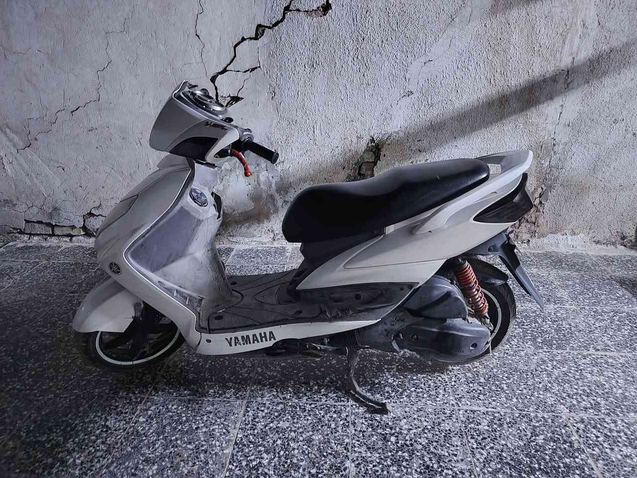 السلام عليكم دراجه سكنس فحل كوري كابريتر دراجه كفالة عامه من كلشي بس يحتاجلها ادامه للكلحات فقط إخوان دراجه مو مال شارع دراجه نزلتها من يدي من الرمبه عنوان ق44 
لاتصال *********** 
السعر 850 وبي مجال
