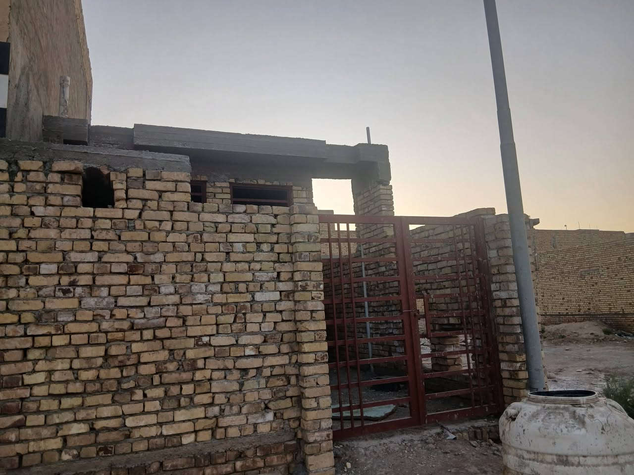 قال الإمام علي(ع)
فأغتنمو الفرص الخير 
 فأنها تمر مر السحاب 

مشتمل للبيع مساحة ١٠٠م طولاني بناء حديث حاليا هيكل
العنوان السفحة  الثانية شارع ٢٠ 
المنطقة مخدومة طابو صرف ثاني يوم نفتح بيان
 غير مطلوب أو محجوز 
نقص الدار/ لبخ/ بياض/وارظية /وزجاج
السعر ٤٥ مليون 
تاخذ كامل مفتاح ٥٢ مليون شغل درجة الأولى 
للإستفسار على الرقم ***********
