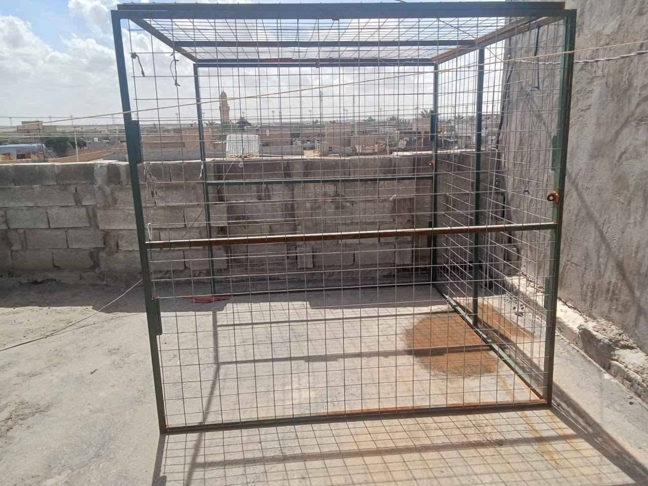 قفص لبيع تواصل على رقم ***********
