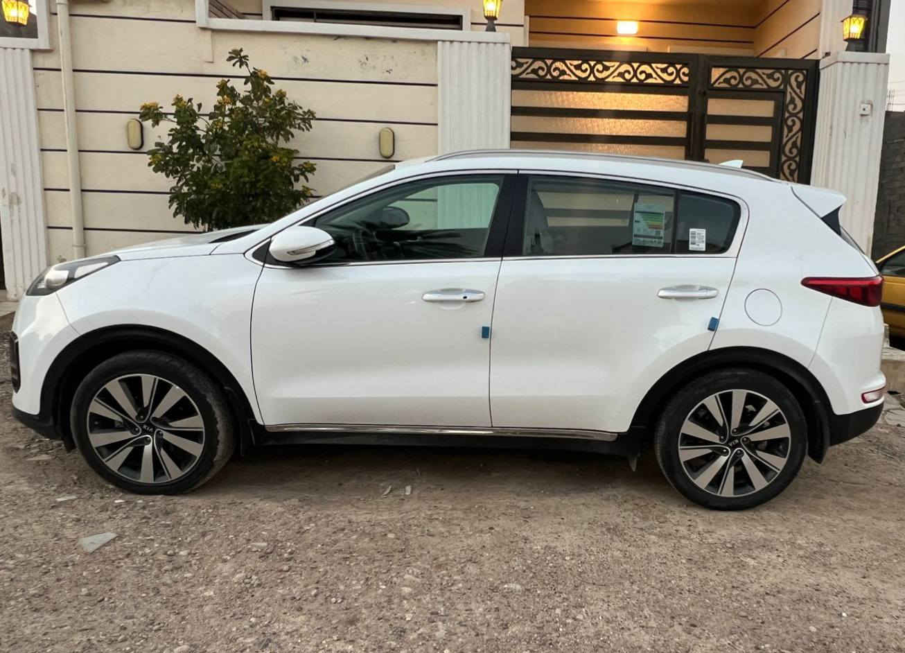 السلام عليكم كيا اسبورتج 2017 خليجيه السيارة بصمه. شاشه الأصليه. كامره دواره. نفيكيشن . تحكمات جهتين كشنات جلد. السياره بيها باب خلفيه صبغ فقط كير ومكينه كفاله للأستفسار ***********
