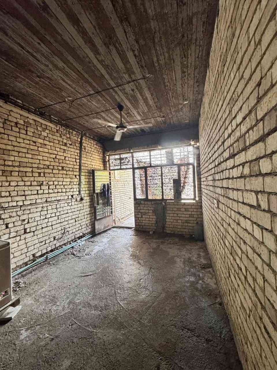 سلام عليكم بيت مساحة 225  جنس الأرض سند 25 واجه 7x50 ونزال 30 يحتوي علئ غرفة كبيرة 5x4 وصاله كبيره حمام داخلي +خارجي مطبخ حار وبارد استقبال كبيرة 9x4 مطبخ بارد كبير مساحة داخل لبيت حديقه وكراج بناء حديث 2023 المكان حي السفير مقابل حي الرحمة يرهم نصفين  الاستفسار *********** السعر 115
