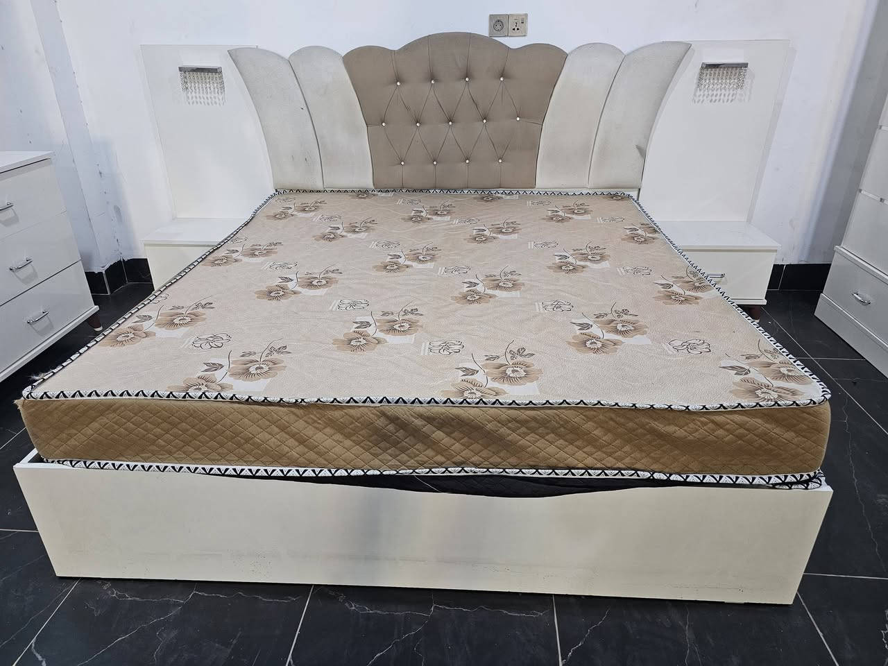 غرفه نوم ابيض لوك صفر شخط مابي سعر 550 الف شراي يخابر رقم مكان كركوك ***********
