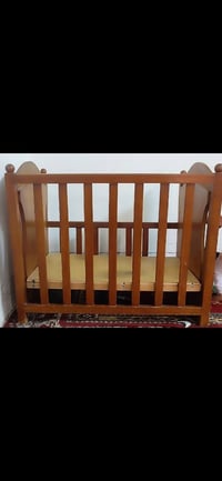 سرير طفل • خشب وصاج • نظيف