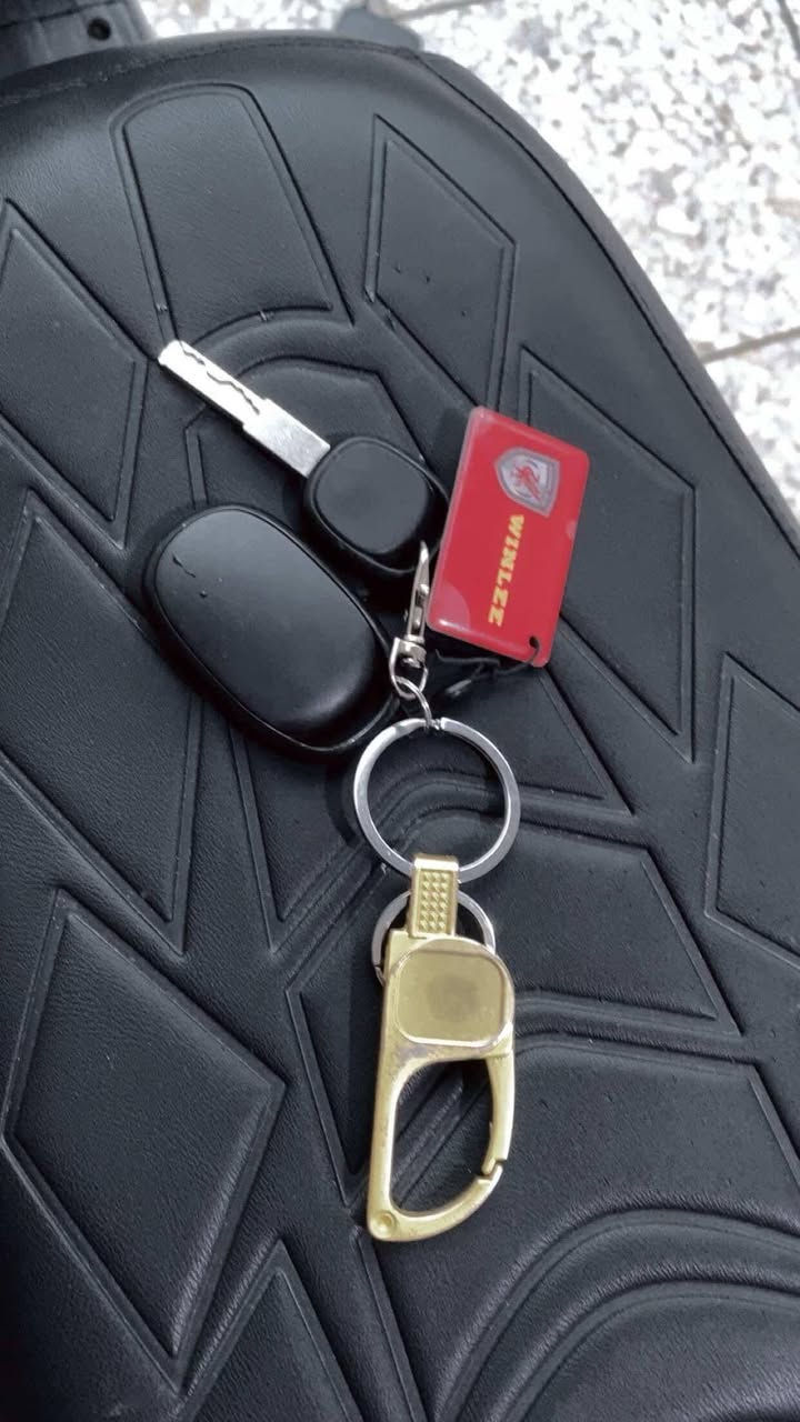 دراجه R9 من شركه WINLEE موديل. 2026 نضافه فول يجي وياها سله  سويجات ٢ بصمات ٢ كارتات و ٢ جامات  تحوي عله ٥ بطاريات تمشيك ٤٠ كيلو رحت لكاضم ورجعت ع نمره واحد شاحنه اصليه من GT يجي بيه ديجي عالي رايده ب ٤٣٠ وبيه مجال لتواصل +964 772 662 4278 عنوان بغداد رصالفه اولى الشعب مقابيل مطعم حجي عادل.
