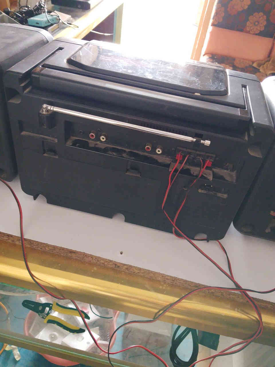 مسجل ياباني كاسيتين راديو يسجل سريع بطئ مامصلح مع 20كاسيت نسخ اصليه ريفي بالاغلفه سعر 100 مقدادية حي المهدي تصال بالرقم ***********
